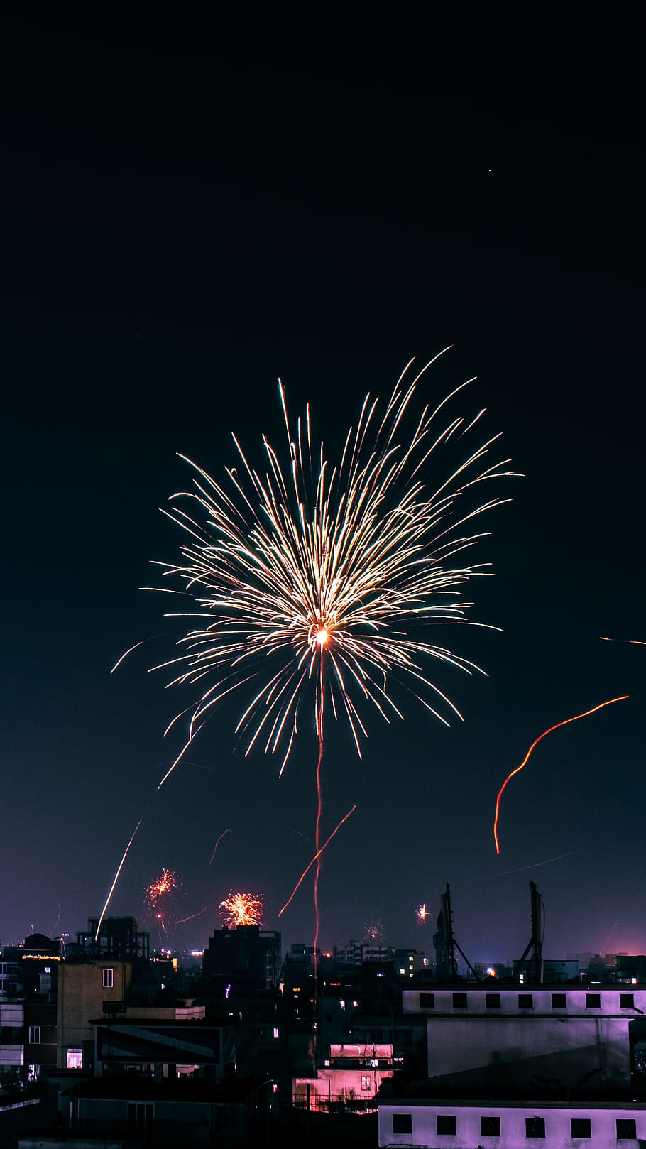 exhibició de focs artificials, naturalesa, a l'aire lliure, nit, focs artificials, 2k19, 2019, any nou, color, flamarada, llum, multitud, terra, Festival, sorra, silueta, planta, vegetació, vista aèria, paisatge, il·luminat, cultura i entreteniment artístic, moviment, explosió, cel, exterior de l'edifici, arquitectura, exposició llarga, esdeveniment, celebració, ciutat, estructura construïda, focs artificials - objecte fet per l'home, brillant, cap gent, moviment borrós, paisatge urbà, espurnes, 2K