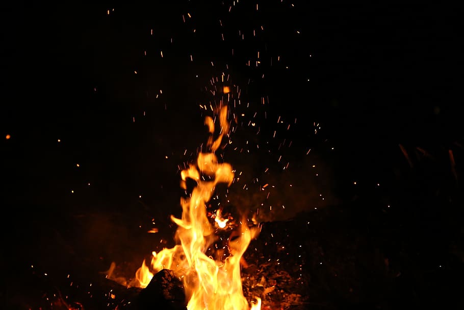 orange, flamme, selektiv, fokus fotografering, brænding, mørk, ild, nat, varme - temperatur, brand - naturligt fænomen, bevægelse, orange farve, glødende, bål, sløret bevægelse, natur, lang eksponering, ingen mennesker, gul, udendørs, Camping, træ - materiale, lejrbål, gnister, sort baggrund, 1080P