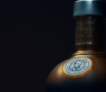 bottiglia grigia, bottiglia, alcool, lampada, bere, bevanda, marchio, logo, simbolo, liquore, bicchiere, birra, bottiglia di birra, Tamil Nadu, svedese, Bagde, arte, artigianato, Vodka, tamil, assoluto, girato in studio, sfondo nero, copia spazio, in casa, avvicinamento, nessuno, natura morta, metallo, singolo oggetto, testo, numero, color oro, due oggetti, comunicazione, contenitore, ritagliare, antico, tempo, sfondo colorato, tavolo, 1080P, CC0, dominio pubblico, privo di copyright