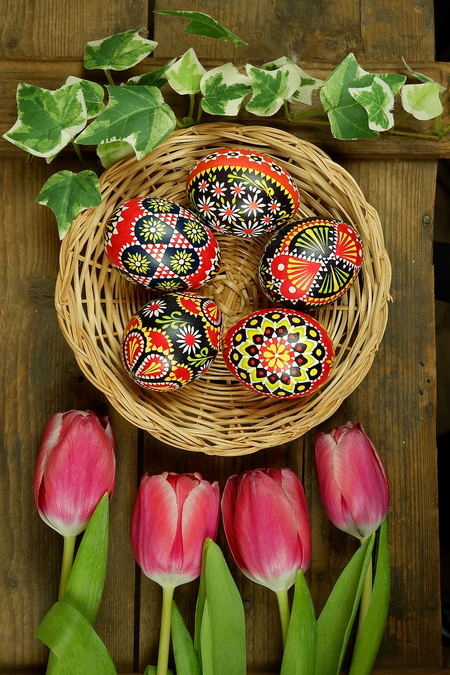 ous de Pasqua sorbics, ou de sorra de Pasqua, primavera, decoració de primavera, ous de Pasqua, Pasqua, tecnologia bossi, tècnica de cera, la tècnica del rascat, gravat, colorit, disseny, tendència, ous pintats, ous decorats, diy, osterkarte, salutació de pasqua, salutacions de pasqua, ous blaus, ous de colors, tulipes, primer pla, osterkorb, decoració de pasqua, frescor, menjar, menjar i beguda, directament a sobre, taula, cistella, vímet, part de la planta, contenidor, a l'interior, cap gent, full, flor, vista d’angle alt, planta amb flors, natura morta, menjar dolç, multicolor, material de fusta, temptació, motiu floral, 4K