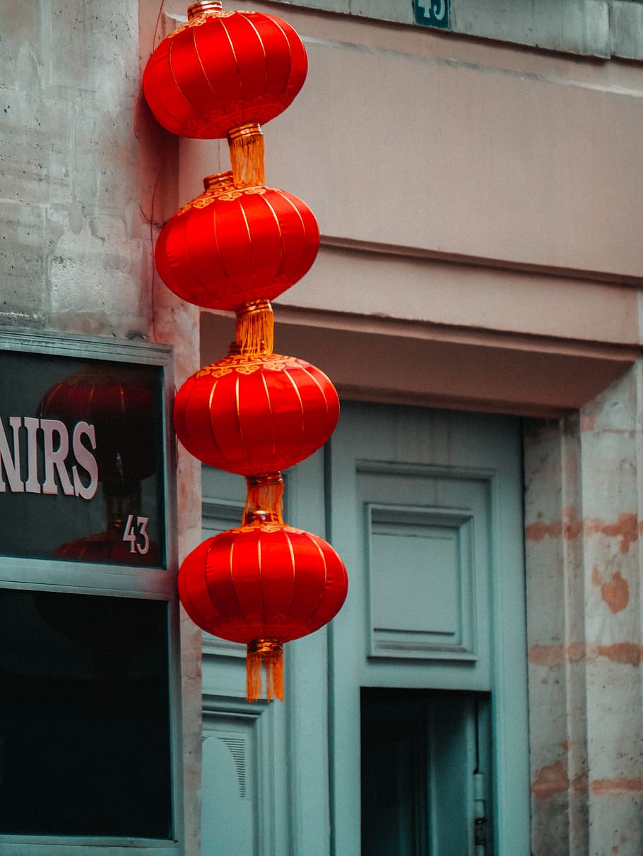 vier, rot, Papier Laternen, die Architektur, gebaute Struktur, Lichtanlage, Laterne, Gebäudehülle, hängend, Chinesische Lampe, Kommunikation, keine Leute, Text, Gebäude, Dekoration, Tag, draußen, Skript, nicht-westliche Schrift, Festival, Papierlaterne, Chinesisches Laternenfest, Chinesisches Neujahr, Botschaft, 4K