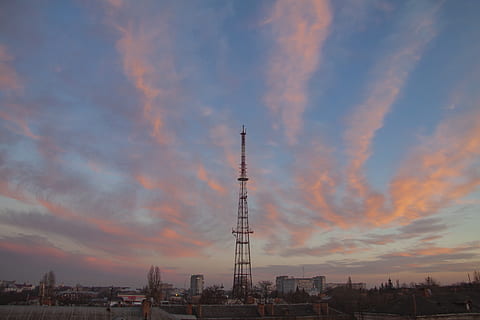 cer, apus de soare, nori, amurg, seară, Ucraina, televizor turn, turn, construită, arhitectură, nor - cer, exteriorul clădirii, clădire, înalt - înalt, oraș, tehnologie, nici o persoana, radiodifuzare, comunicare, comunicații globale, natură, antenă de satelit, în aer liber, conexiune, peisaj urban, turlă, 4K, CC0, domeniu public, fără drepturi de autor