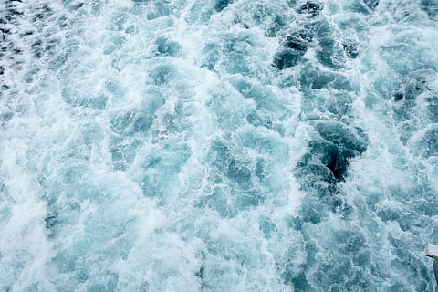 selektiv, Fotografie, Karosserie, Wasser, Welle, Spritzen, Textur, Blau, abstrakt, Energie, Tapete, Vertikale, Meer, Natur, Hintergründe, Sommer-, Fluss, nass, draußen, keine Leute, Muster, Flüssigkeit, plantschen, fließend, Wasseroberfläche, welligkeit, Surfen, Wellenmuster, fließendes Wasser, Tag, Bewegung, See, 4K, CC0, gemeinfrei, lizenzfrei