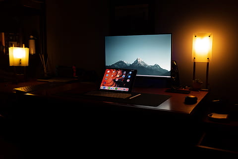 tenere sotto controllo, display, elettronica, schermo, Schermo a cristalli liquidi, computer, pc, mobilia, tavolo, scrivania, Tech, Mela, worksetup, ipad, stazione di lavoro, lampada, illuminazione, Tablet, computer di superficie, illuminato, tecnologia, in casa, notte, attrezzatura per l'illuminazione, stanza domestica, nessuno, interno di casa, buio, lampada elettrica, soggiorno, cielo, natura, viaggio, moderno, assenza, acqua, decorazione, 5K, CC0, dominio pubblico, privo di copyright