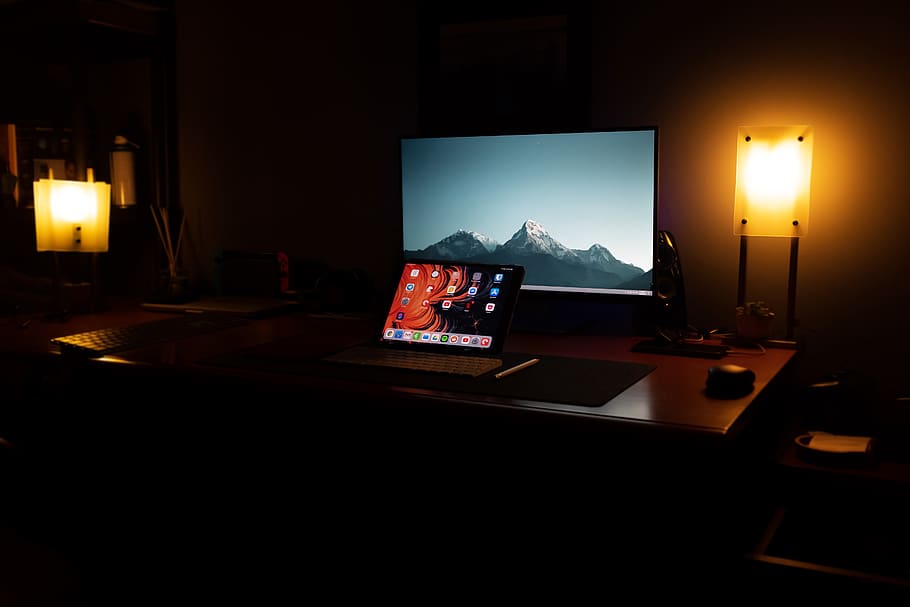 tenere sotto controllo, display, elettronica, schermo, Schermo a cristalli liquidi, computer, pc, mobilia, tavolo, scrivania, Tech, Mela, worksetup, ipad, stazione di lavoro, lampada, illuminazione, Tablet, computer di superficie, illuminato, tecnologia, in casa, notte, attrezzatura per l'illuminazione, stanza domestica, nessuno, interno di casa, buio, lampada elettrica, soggiorno, cielo, natura, viaggio, moderno, assenza, acqua, decorazione, 5K