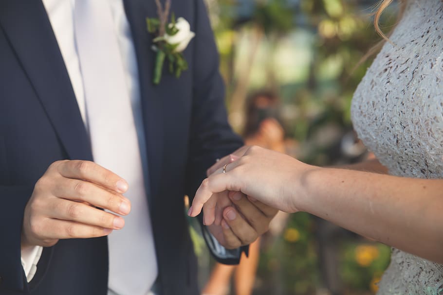 bryllup, ring, par, hånd, herrer, menneskelig hånd, gruppe af mennesker, samvær, voksen, rigtige mennesker, begivenhed, positive følelser, mennesker, fokus på forgrunden, kærlighed, brud, fest, Kvinder, menneskelig kropsdel, emotion, livsbegivenheder, ceremoni, bryllup ceremoni, udendørs, par - forhold, 2K