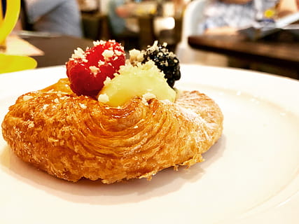 pasticceria al forno, frutti di bosco, pane, torta, avvicinamento, crema, delizioso, frutta, lamponi, gustoso, cibo, cibo e bevande, piatto, cibo dolce, freschezza, pronto a mangiare, indulgenza, in casa, dolce, concentrarsi sulle conoscenze acquisite, natura morta, al forno, tavolo, porzioni, tentazione, nessuno, mangiare sano, spuntino, prima colazione, stile alimentare, 2K, CC0, dominio pubblico, privo di copyright