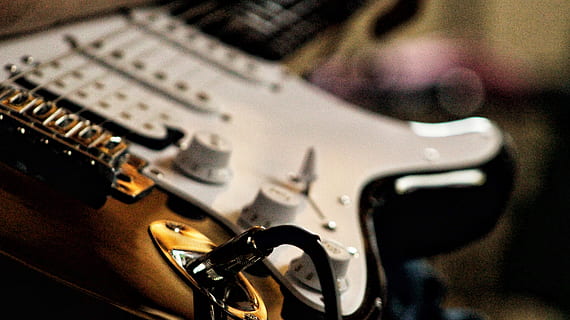 gitara, stygos, auksas, tikslus, patalpose, Iš arti, muzika, technologijos, muzikos įranga, muzikinis instrumentas, atrankinis dėmesys, nėra žmonių, meno kultūra ir pramogos, sutelkti dėmesį į naujas žinias, styginių instrumentas, elektrinė gitara, natiurmortas, industrija, įranga, aukšto kampo vaizdas, mašinos, 5K, CC0, Viešasis domenas, nemokamai