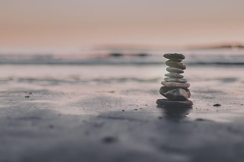 estate, spiaggia, impilamento, oceano, acqua, mare, equilibrio, pila, sabbia, natura, impilati, roccia, armonia, costa, cielo, rilassamento, pietra, tranquillo, calmo, terra, pietra - oggetto, la tranquillità, messa a fuoco selettiva, nessuno, solido, tramonto, zen, scena tranquilla, roccia - oggetto, ciottolo, all'aperto, livello di superficie, 5K, CC0, dominio pubblico, privo di copyright