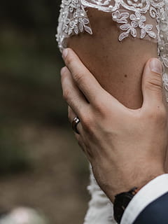 kreatif, tangan, cincin, bunga, gaun pengantin, rangkaian, alam, pria, orang, mempelai, pengantin pria, pengantin, mengawinkan, pernikahan, potret, bergaya, petualangan, mengembara, murung, abstrak, bagian tubuh manusia, fokus pada latar depan, orang sungguhan, tangan manusia, dewasa, bagian tengah tubuh, orang-orang, laki-laki, perempuan, hari, merapatkan, peristiwa, gaya hidup, kegiatan waktu luang, perayaan, emosi positif, hubungan pasangan, 4K, CC0, domain publik, bebas royalti