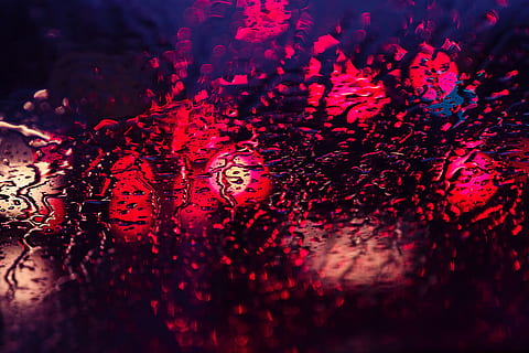 pluja, aigua, llum, reflexió, nit, vermell, il·luminat, primer pla, humit, resum, fons, cap gent, enfocament selectiu, a l'interior, marc complet, multicolor, vida nocturna, esdeveniment, llum elèctrica, llum - fenomen natural, Festival, 4K, CC0, domini públic, lliure de regalies
