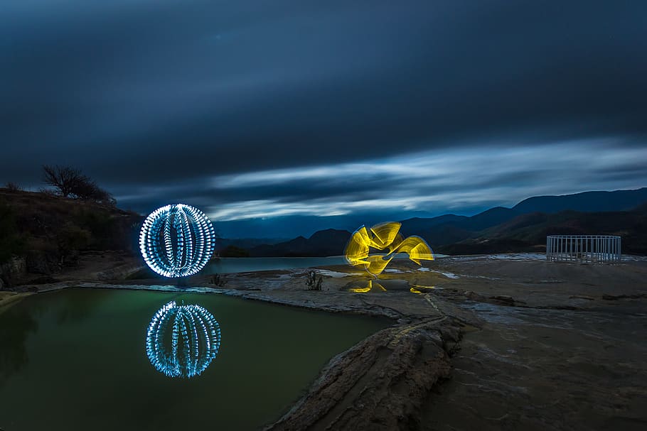 Due, giallo, bianca, luci, ore notturne, nuvole, sera, paesaggio, montagne, fotografia notturna, riflessione, cielo, acqua, nuvola - cielo, natura, bellezza nella natura, scenics - natura, la tranquillità, pianta, scena tranquilla, notte, terra, lago, nessuno, albero, all'aperto, scena non urbana, montagna, illuminato, 4K