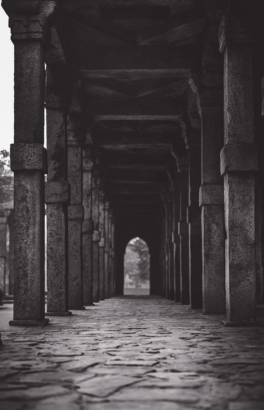 passadís, Camí, passarel·la, arquitectura, cripta, monument, columna, pilar, edifici, llosa, a l'interior, viatjar, blanc i negre, Nova Delhi, maó, paret, vorera, paviment, moll, el camí a seguir, columna arquitectònica, estructura construïda, direcció, en fila, perspectiva decreixent, arcade, dia, cap gent, arc, punt de fuga, buit, religió, columnata, lloc de culte, llarg, sota, 5K