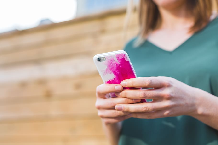 dona, utilitzant, iphone, a l'aire lliure, mà, iphone 6, cas de l'iPhone, telèfon, funda de mòbil, portàtil, smartphone, una persona, celebració, dones, secció mitjana, centrar-se en primer pla, mà humana, roba casual, dia, primer pla, part del cos humà, adult, cabell, nen, estils de vida, noies, cabell castany, infància, vista frontal, 5K