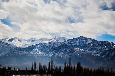 casa, pi, altitud, núvols, fred, la llum del dia, alt, paisatge, Serra, muntanyes, naturalesa, Muntanyes rocoses, escènic, cel, hivern, muntanya, neu, temperatura de fred, núvol - cel, escenics - natura, bellesa a la natura, muntanya nevada, medi ambient, escena tranquil·la, tranquil·litat, escena no urbana, cap gent, arbre, idíl·lic, a l'aire lliure, cim de muntanya, rang, 5K, CC0, domini públic, lliure de regalies