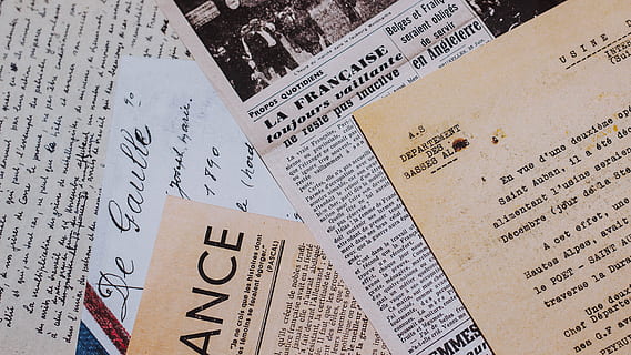 Weiß, braun, gedruckt, Papiere, Buch, Text, Papier-, Zeitung, Werbung, Poster, Broschüre, Flyer, Brief, Kultur, Schreiben, Jahrgang, Hintergrund, Frankreich, Seite, Zeitschrift, Etikette, Tabelle, Kaffetisch, Möbel, Kommunikation, dokumentieren, keine Leute, drinnen, High Angle View, Handschrift, Geschichte, die Vergangenheit, Nahansicht, Veröffentlichung, Stillleben, die Architektur, westliche Schrift, Musik-, Briefmarke, Kunst, Kultur und Unterhaltung, 5K, CC0, gemeinfrei, lizenzfrei