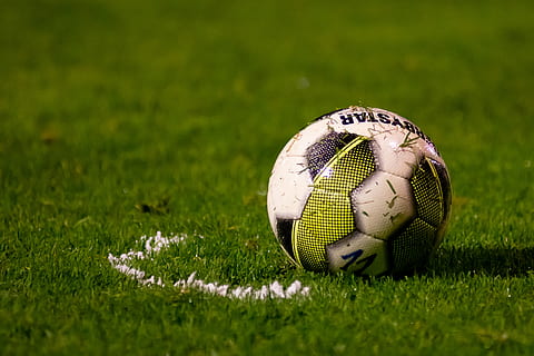 fodbold, græs, sport, bold, plante, grøn farve, ingen mennesker, natur, sportsudstyr, tæt på, selektiv fokusering, dag, Mark, stilleben, udendørs, jord, baseball - sport, aktivitet, fokus på forgrunden, konkurrence, 2K, CC0, offentligt domæne, royaltyfrie