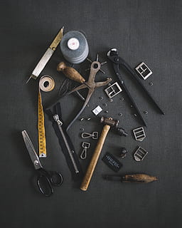 sortiert, Schuh-Tool-Kit, Werkzeug, Hammer, Leder, Arbeitsgeräte, Haupes, Klinge, Waffen, Waffe, Schere, Elektronik, Hardware-, Adapter, Gefängnis, Dosenöffner, Verlies, Sanitär, Spur, Säge, Handsäge, drinnen, Stillleben, direkt darüber, keine Leute, Tabelle, High Angle View, Arbeitsgerät, Holz - Material, große gruppe von gegenständen, Kommunikation, Text, Wahl, Variation, schwarzer Hintergrund, schwarze Farbe, Gruppe von Objekten, Nahansicht, Ausrüstung, westliche Schrift, Aggression, 4K, CC0, gemeinfrei, lizenzfrei