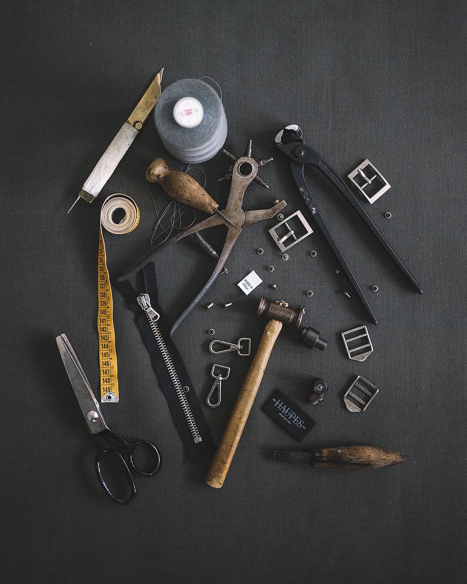 assortit, equip d’eina de calçat, eina, martell, cuir, eines de treball, haupes, mallet, fulla, armament, arma, tisores, electrònica, maquinari, adaptador, presó, obrellaunes, masmorra, fontaneria, calibre, serra de palla, Serra de mà, a l'interior, natura morta, directament a sobre, cap gent, taula, vista d’angle alt, eina de treball, material de fusta, gran grup d'objectes, comunicació, text, elecció, variació, fons negre, color negre, grup d'objectes, primer pla, equipament, guió occidental, agressió, 4K