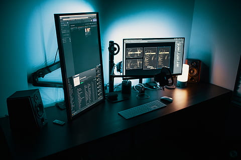 datasett, teknologi, datamaskin, bord, ingen folk, dataskjerm, møbler, innendørs, forbindelse, stasjonær PC, skrivebord, kommunikasjon, data utstyr, data-tastatur, kontor, stilleben, tastatur, skjerm, trådløs teknologi, moderne, enhetsskjerm, flatskjerm, elektrisk utstyr, 5K, CC0, offentlig domene, opphavsrett gratis