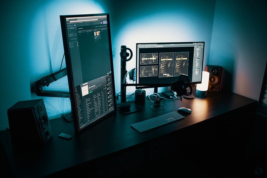 set di computer, tecnologia, computer, tavolo, nessuno, schermo del computer, mobilia, in casa, connessione, computer fisso, scrivania, comunicazione, attrezzatura informatica, tastiera del computer, ufficio, natura morta, tastiera, schermo, tecnologia wireless, moderno, schermo del dispositivo, schermo piatto, materiale elettrico, 5K