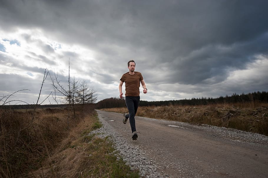 gent, home, exercici, trotar, esport, correr, carretera, verd, herba, arbres, núvols, cel, saludable, núvol - cel, longitud completa, una persona, estils de vida, persones reals, naturalesa, roba casual, adult jove, planta, terra, home jove, vista frontal, paisatge, dia, bellesa a la natura, moviment, a l'aire lliure, 4K