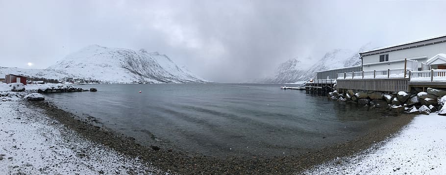 panoramisk, fotografering, hus, legeme, vand, skyer, overskyet, kold, dagslys, tåge, tåget, landskab, bjerg, norge, sne, Tromsø, himmel, sky - himmel, scenics - natur, miljø, rejsemål, skønhed i naturen, arkitektur, natur, bygget struktur, kold temperatur, vinter, hav, strand, turisme, lagune, ingen mennesker, udendørs, 8K