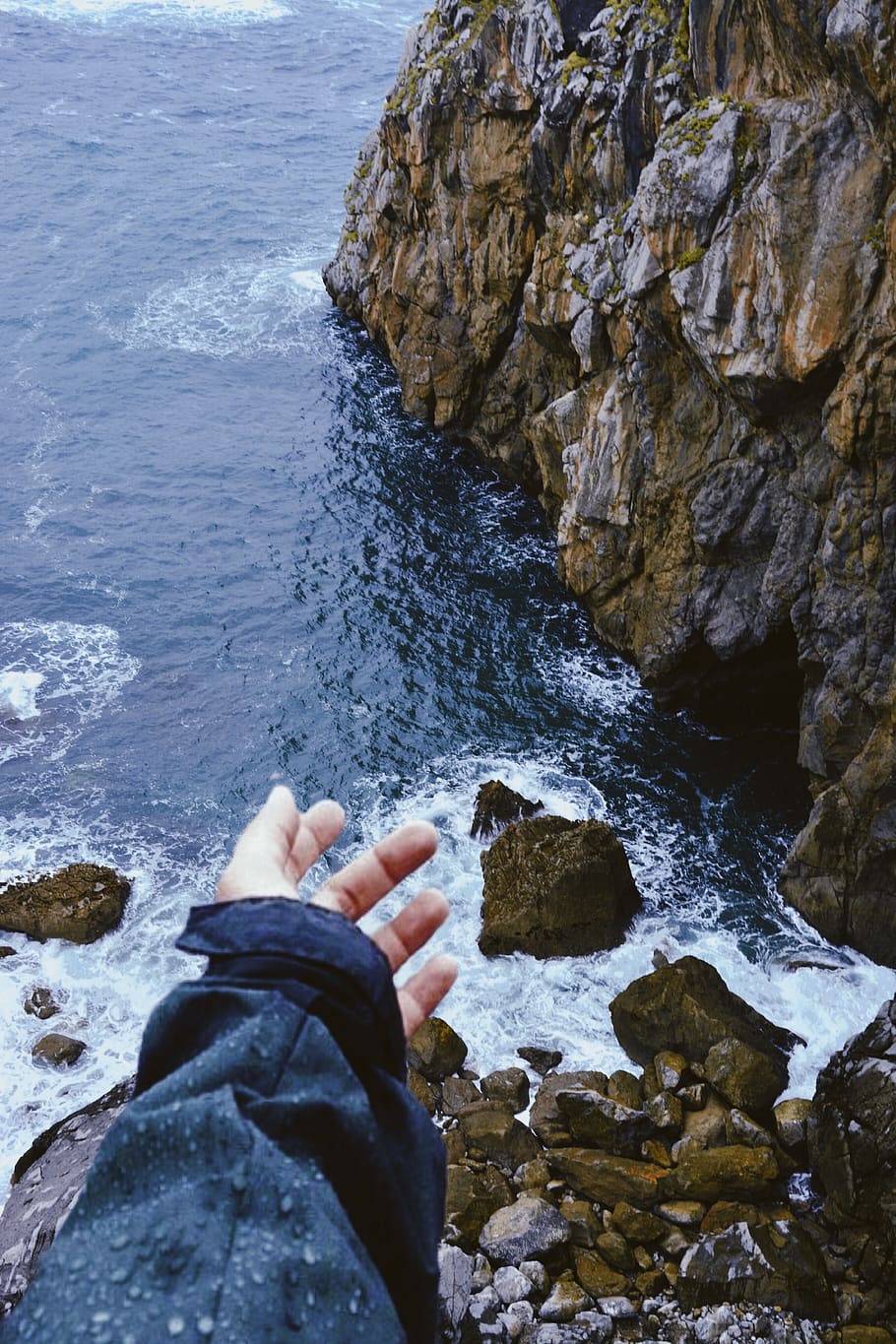 persona, de peu, penya-segat de roca, de cara, mar, penya-segat, mà, oceà, roques, rock, aigua, sòlid, rock - object, moviment, persones reals, activitat d'oci, una persona, esport, dia, bellesa a la natura, part del cos, estils de vida, part del cos humà, naturalesa, formació de roca, terra, a l'aire lliure, dit, 4K