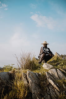Ruanda, guia, caminada, cel, persones reals, una persona, rock, rock - object, estils de vida, sòlid, activitat d'oci, naturalesa, longitud completa, planta, núvol - cel, dia, roba casual, assegut, bellesa a la natura, dones, a l'aire lliure, terra, 5K, CC0, domini públic, lliure de regalies