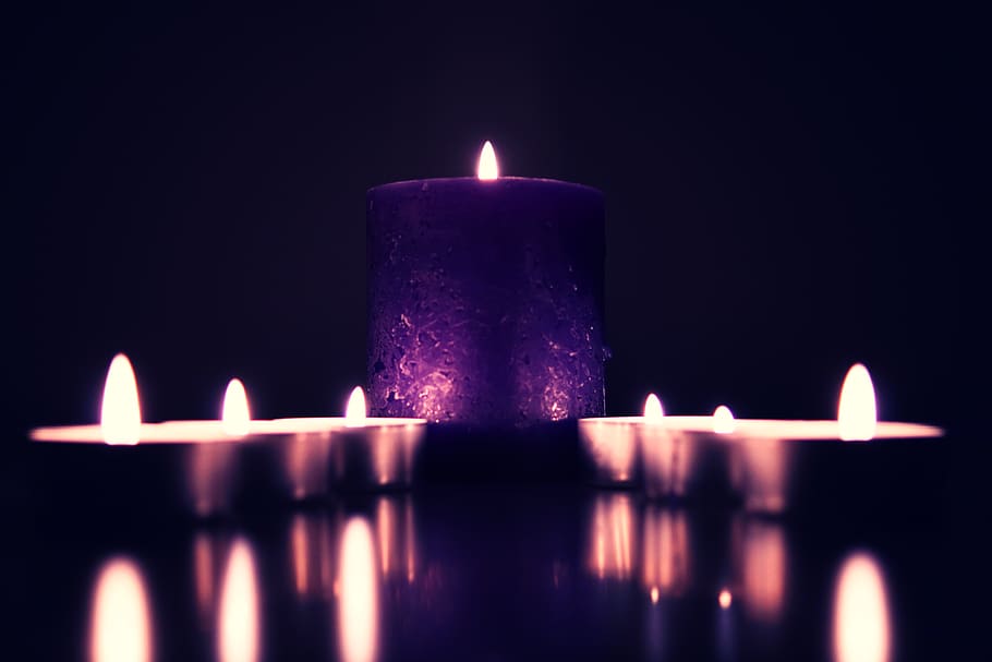 buio, candela, luce, fuoco, notte, sfocatura, fiamma, riflessione, ardente, fuoco - fenomeno naturale, calore - temperatura, in casa, nessuno, girato in studio, avvicinamento, illuminato, tristezza, sfondo nero, natura, emozione, attrezzatura per l'illuminazione, dolore, religione, gruppo di oggetti, viola, luminosità, 5K