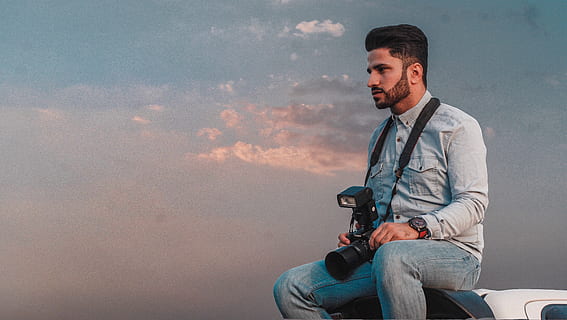 Mann, Sitzung, halten, DSLR-Kamera, Person, Mensch, Menschen, Kamera, Fotograf, Porträt, Seitenprofil, Ausschau halten, sehen, Jean Shirt, Jean, sitzen, Modell-, Frisur, Blitz, männlich, Wegschauen, Foto, Dreiviertel Länge, junger Erwachsener, junge Männer, Männer, Erwachsene, eine Person, Legere Kleidung, Freizeitbeschäftigung, wolke - himmel, Bart, Himmel, Lebensstile, Natur, Musik-, Sonnenuntergang, ein Instrument zupfen, Jeans, Betrachtung, 4K, CC0, gemeinfrei, lizenzfrei