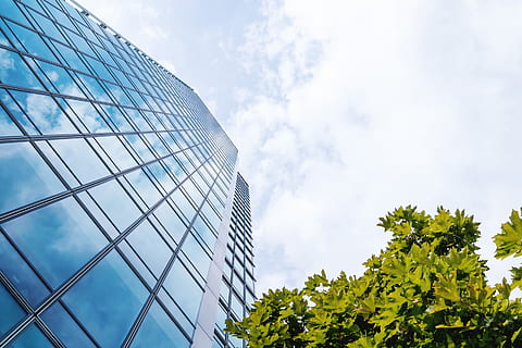 luar biasa, melihat, bawah., windows, gedung kantor, langit, awan, eksterior bangunan, Arsitektur, kota, struktur yang dibangun, modern, bangunan, eksterior gedung perkantoran, kantor, awan - langit, bahan kaca, biru, pencakar langit, alam, keuangan, futuristik, panjang tinggi, menara, jendela, refleksi, tidak ada orang, paduan, di luar rumah, baja, Cityscape, distrik keuangan, 5K, CC0, domain publik, bebas royalti