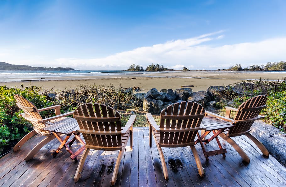 quatre cadires buides, cadira, mobles, Platja de cofre de 1327, Canadà, tofino, porxo, coberta, taula de menjador, taula, jar, gerro, ceràmica, planta en test, planta, flora, banc, balcó, hotel, Resort, edifici, cel, seient, absència, tranquil·litat, naturalesa, aigua, buit, platja, escenics - natura, bellesa a la natura, mar, escena tranquil·la, cap gent, dia, terra, material de fusta, núvol - cel, a l'aire lliure, fusta, 2K
