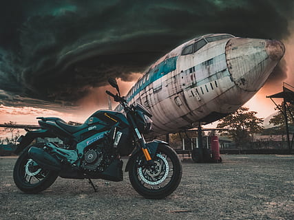 foto, motocicleta, avião, abandonado, asfalto, nuvens, nublado, decair, meio Ambiente, natureza, céu, tempestade, tormentoso, transporte, sistema de transporte, veículo, clima, Rodas, destruir, modo de transporte, dia, veículo aéreo, ao ar livre, viagem, terra, ninguém, vista lateral, veículo terrestre, campo, estacionário, nuvem - céu, por do sol, roda, 5K, CC0, domínio público, royalty free