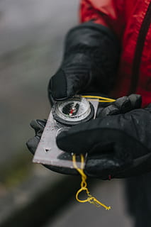 pessoa, segurando, retangular, cinzento, ferramenta, uma pessoa, fechar-se, focar em primeiro plano, parte do corpo humano, pessoas reais, pessoa irreconhecível, ocupação, mão, mão humana, equipamento, luva, tecnologia, homens, metal, dia, protecção, parte do corpo, ferramenta de trabalho, 5K, CC0, domínio público, royalty free