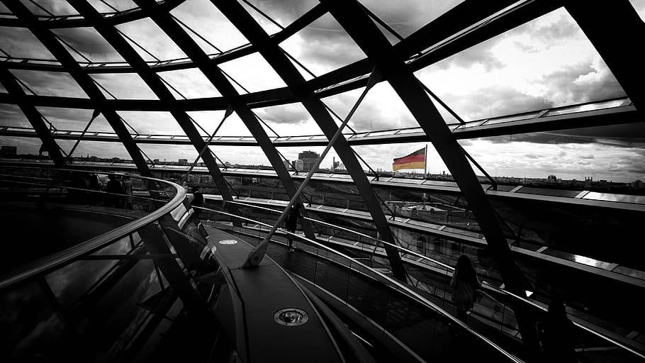Tyskland, Forbundsdagen, Berlin, flag, stål, glas, dome, skyline, flagstang, arkitektur, bygget struktur, indendørs, himmel, glas - materiale, transportmidler, sky - himmel, dag, vindue, gennemsigtig, transportform, rejse, jernbanetransport, ingen mennesker, offentlig transport, jernbanestation, rækværk, natur, moderne, spore, loft, 4K