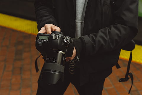 Mann, mit, schwarz, DSLR-Kamera, Kamera, Elektronik, Person, Mensch, Montreal, station snowdon, Kanada, Fotograf, bekleidung, Kleidung, Foto, Fotografie, Videokamera, Mantel, Finger, Menschen, Digitalkamera, Gurt, passen, Fotografie-Themen, Mittelteil, Technologie, halten, echte Menschen, eine Person, schwarze Farbe, Fokus auf den Vordergrund, Kamera - Fotoausrüstung, Fotoausrüstung, Besetzung, menschliche Hand, Vorderansicht, Männer, Lebensstile, Fotografieren, Fertigkeit, Hand, Digitale Spiegelreflexkamera, Spiegelreflexkamera, 5K, CC0, gemeinfrei, lizenzfrei