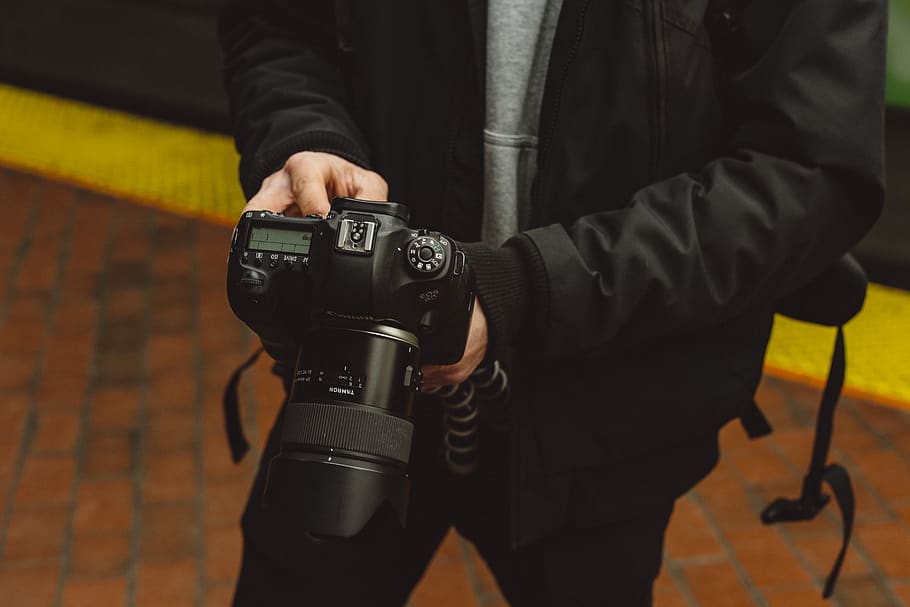 mand, ved brug af, sort, dslr kamera, kamera, elektronik, person, human, montreal, station snowdon, Canada, fotograf, beklædning, tøj, Foto, fotografering, video kamera, frakke, finger, mennesker, overfrakke, digitalt kamera, strop, dragt, fotografering temaer, midsection, teknologi, bedrift, rigtige mennesker, en person, sort farve, fokus på forgrunden, kamera - fotografisk udstyr, fotografisk udstyr, beskæftigelse, menneskelig hånd, forfra, herrer, livsstil, fotografere, dygtighed, hånd, digitalt enkeltlinsrefleks kamera, SLR kamera, 5K