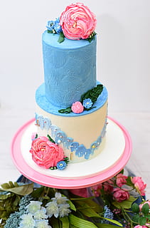 2 tier kage, blomstrende plante, blomst, sødt mad, plante, lyserød farve, friskhed, kage, mad og drikke, sød, dessert, mad, overbærenhed, fristelse, tæt på, fest, usund spisning, klar til at spise, bagt, bord, rosenblomst, bryllupskage, ingen mennesker, blomsterhoved, blomstermønster, blomster arrangement, 5K, CC0, offentligt domæne, royaltyfrie