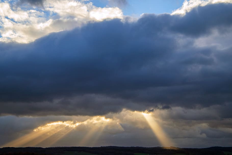 raggio di sole, nuvole, cielo, umore, raggi, nuvola - cielo, bellezza nella natura, scenics - natura, natura, nessuno, tempesta, all'aperto, Cloudscape, tramonto, luce del sole, cielo drammatico, ambiente, Inquadratura dal basso, temporale, giorno, nuvola temporalesca, nuvoloso, potere in natura, infausto, meteorologia, 4K