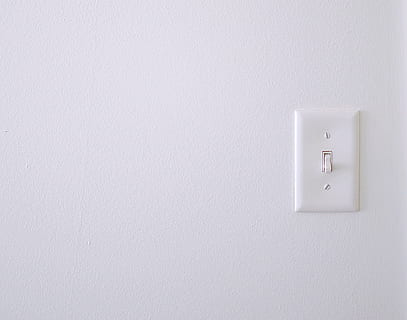 weißer Wandschalter, Elektrizität, Lichtschalter, drinnen, Wandbau - Funktion, kopieren sie platz, Verbindung, keine Leute, Steuerung, Kraftstoff- und Stromerzeugung, Auslauf, Schalter, weiße Farbe, Technologie, Wohngebäude, Nahansicht, Wand, die Architektur, Netzteil, Einfachheit, gebaute Struktur, Druckknopf, elektrische Ausrüstung, 2K, CC0, gemeinfrei, lizenzfrei