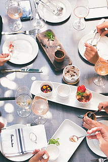 Weiß, Keramik, Platten, Schüsseln, Tischfläche, Küche, Geschirr, Getränke, Besteck, Lebensmittel, Gabeln, Hände, Messer, Mittagessen, Mahlzeit, Restaurant, Löffel, Wein, Tabelle, Teller, Essen und Trinken, echte Menschen, Glas, Trinkglas, Haushaltsausstattung, menschliche Hand, drinnen, Getränk, Frische, Lebensstile, Essgeschirr, Hand, halten, High Angle View, Erfrischung, Küchenutensilien, 5K, CC0, gemeinfrei, lizenzfrei