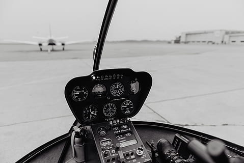 quadre de comandament dels avions negres, pilot, panell de control, marcar, vol, avió, aeroport, helicòpter, cabina, botons, control, controlador, blanc i negre, volant, interior d’helicòpter, transport, vehicle aeri, tecnologia, viatjar, cotxe, panell, pilotatge, vehicle terrestre, mode de transport, velocitat, velocímetre, equipament, a l'aire lliure, carrer, 5K, CC0, domini públic, lliure de regalies