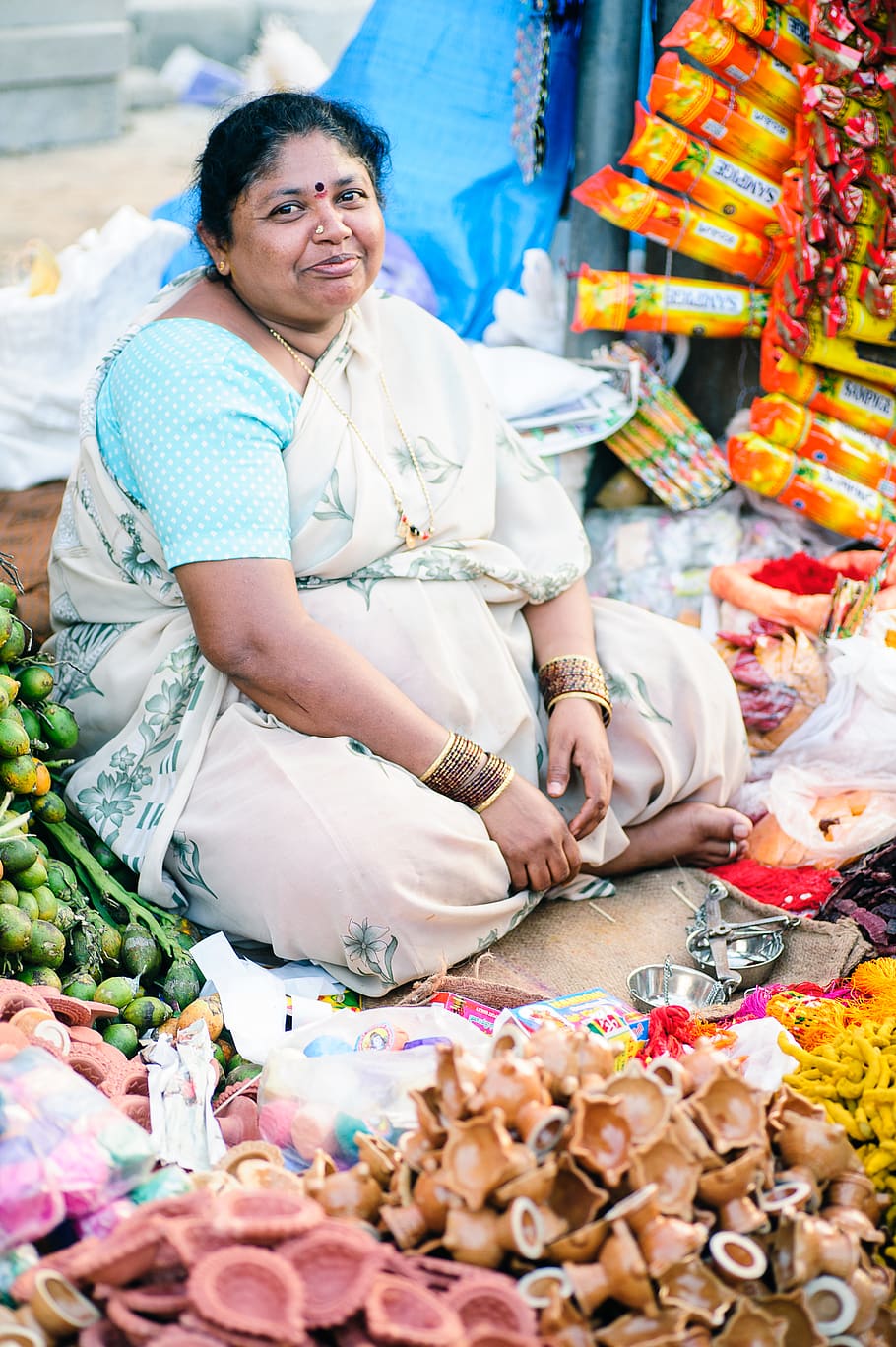 sitzende Frau im Freien, Schnäppchen, Basar, Stand, Handel, Kultur, Tageslicht, indisch, indisches Festival, Markt, Marktplatz, Händler, Möglichkeit, draußen, Person, Verkauf, verkaufen, Geschäft, Einkaufen, Stall, Stock, Straße, traditionell, tragen, Frau, Lebensmittel, echte Menschen, Erwachsene, Essen und Trinken, Menschen, Besetzung, Marktstand, Lebensstile, Kleinunternehmen, lächelnd, Frauen, reifer erwachsener, Männer, 4K