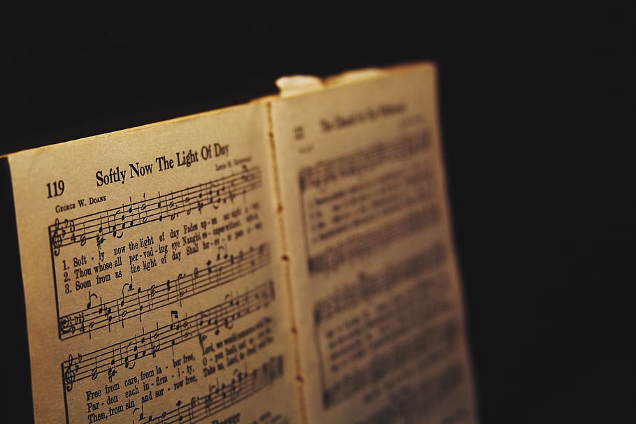 hymn, książka, czarne tło, papier, tekst, publikacja, porozumiewanie się, wewnątrz, selektywne skupienie, pismo zachodnie, dane, żadnych ludzi, przeszłość, historia, nuty, studio strzał, pojedynczy obiekt, kultura i rozrywka artystyczna, strona, stary, muzyka, 5K