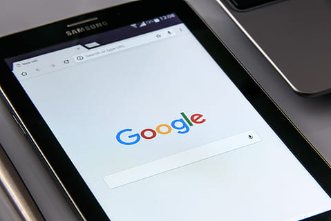 negre, samsung, tauleta, pantalla, Google, navegador, borrós, primer pla, connexió, electrònica, focus, Internet, cerca, Mitjà de comunicació social, tecnologia, tocar, pantalla tàctil, web, World Wide Web, tir de l'estudi, a l'interior, cap gent, tauleta digital, comunicació, dispositiu d’informació portàtil, tecnologia sense fils, telèfon intel·ligent, fons blanc, enfocament selectiu, còpia espai, salut i medicina, text, multicolor, gràfic, guió occidental, interfaç gràfica d'usuari, 5K, CC0, domini públic, lliure de regalies