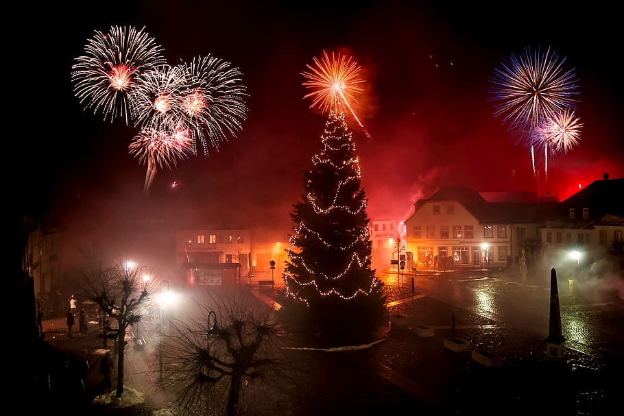 arbre de Nadal, naturalesa, a l'aire lliure, ornament, planta, arbre, nit, focs artificials, Deutschland, humà, persona, wittichenau, silvester, feuerwerk, multitud, Festival, llum, flamarada, il·luminació, terra, il·luminat, celebració, esdeveniment, exhibició de focs artificials, moviment, arquitectura, exterior de l'edifici, explosió, cultura i entreteniment artístic, ciutat, estructura construïda, focs artificials - objecte fet per l'home, fum - estructura física, cel, edifici, cap gent, cap d'any, 4K