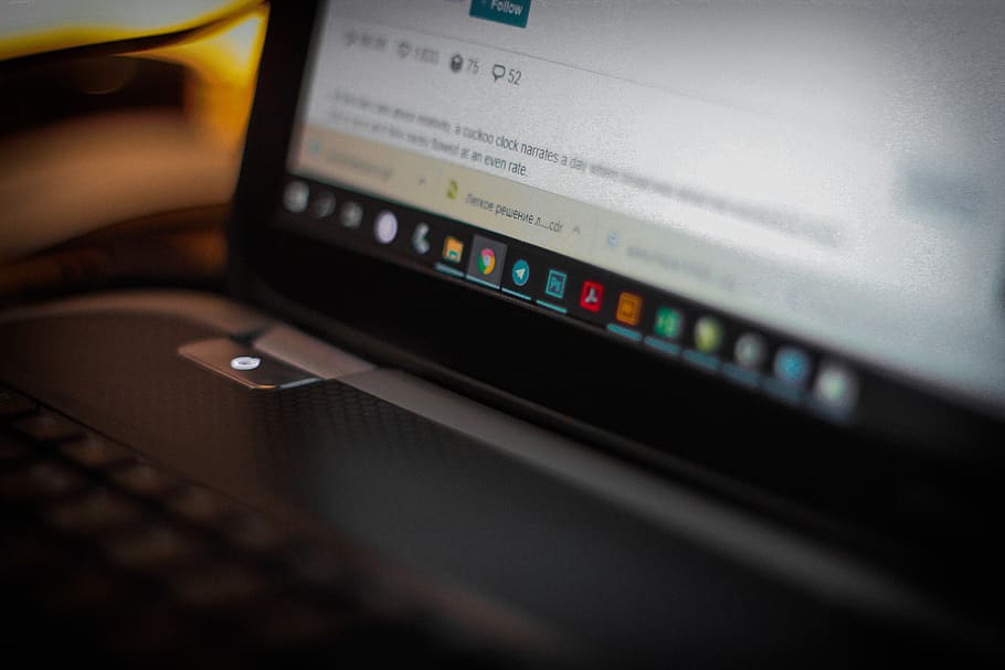 Technologie, kabellose Technologie, Kommunikation, Verbindung, Nahansicht, Internet, Daten, Computer, tragbares Informationsgerät, Smartphone, Laptop, Computernetzwerk, keine Leute, selektiver Fokus, Computerausrüstung, Mobiltelefon, drinnen, Geschäft, Ausrüstung, Portabilität, globale Kommunikation, 2K