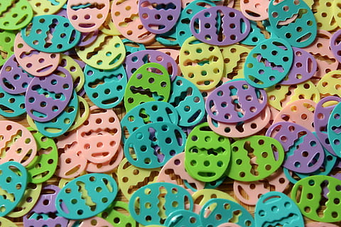 ouă, oua de Paste, Paști, decoratiuni de Paști, colorat, primăvară, bine dispus, fundalul, textură, structura, cadru complet, fundaluri, grup mare de obiecte, multi colorate, model, nici o persoana, a închide, în interior, natură moartă, abundenţă, mâncare dulce, direct deasupra, alegere, mancare si bautura, variație, alimente, formă, grămadă, dulce, geometrică, ispită, gustare, 4K, CC0, domeniu public, fără drepturi de autor