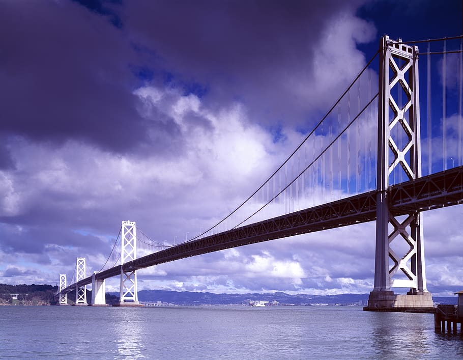 daurat, pont de porta, ennuvolat, cel, arquitectura, pont, ciutat, núvols, cel de la nit, referència, muntanyes, oceà, mar, acer, cables d’acer, Estructura de ferro, posta de sol, estructura construïda, núvol - cel, transport, connexió, pont - estructura feta per l'home, aigua, Pont en suspensió, enginyeria, destinacions de viatge, naturalesa, viatjar, riu, vista d’angle baix, badia, a l'aire lliure, llarg, 5K